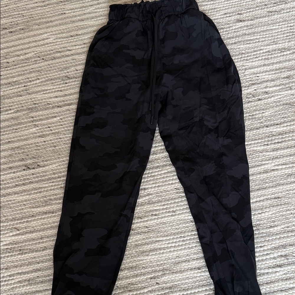 Women’s Lululemon size 2 Black Camo Joggers